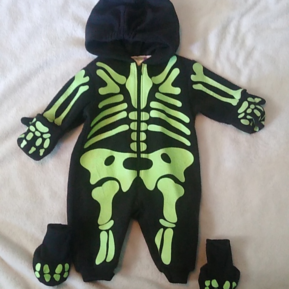 💀🩻 Glow in the Dark 0-3 Months Halloween Costume Suit With Matching Booties.